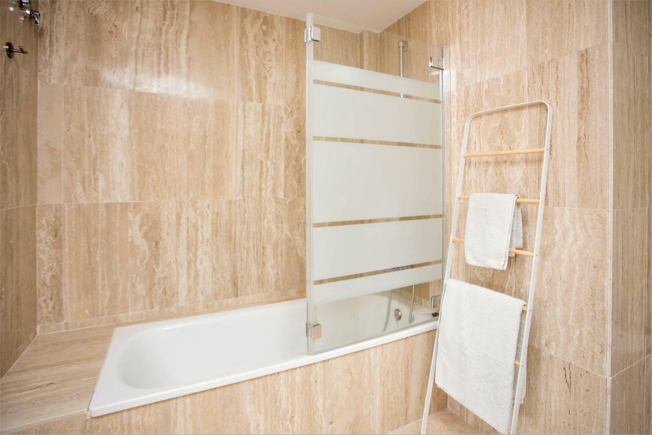 Ample Luxury Fancy Golf & Padel Apartment Marbella